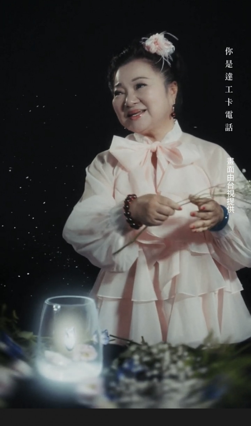 白冰冰化身花藝師優雅哼唱。（台視提供）