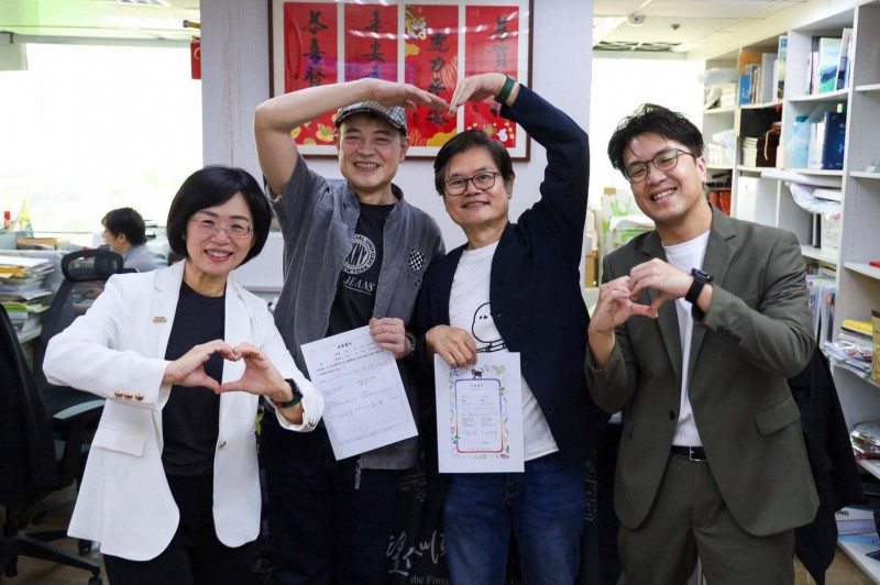 (獨家)愛情長跑32年!金鐘得主登記結婚 蘇巧慧沈伯洋證婚「藏同婚洋蔥」