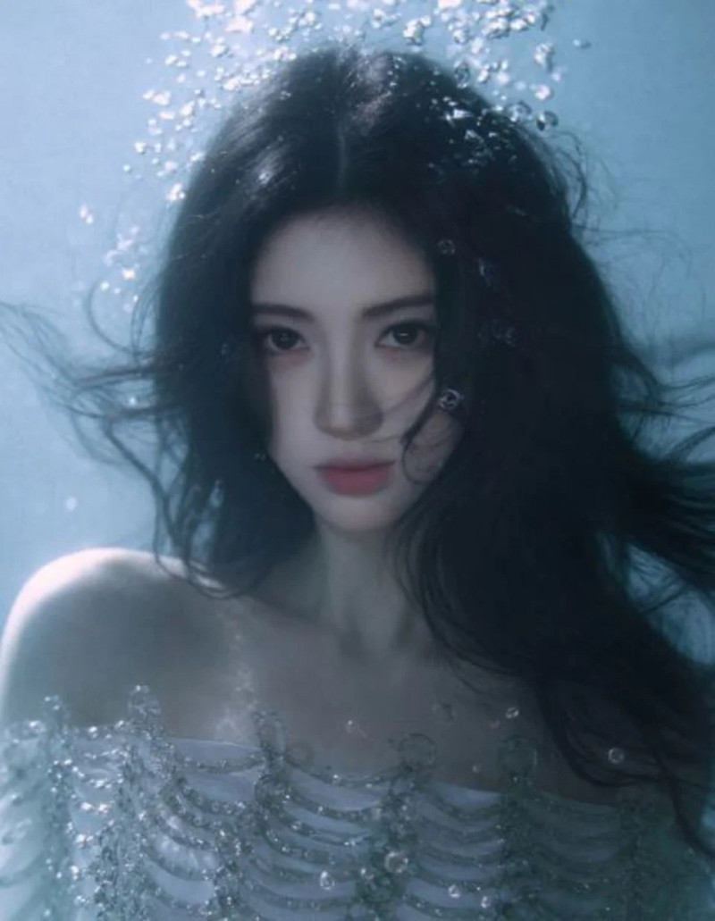 鞠婧禕在水中的模樣，看起來就像美人魚。（翻攝自微博）
