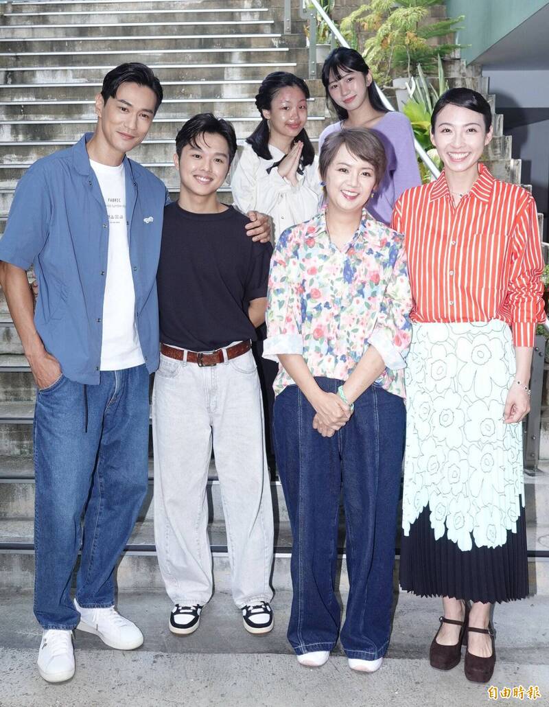 鍾承翰（前排左起）、陳鼎中、禤思敏、黃湘婷、林靖茜（後排左起）、許紫柔。（記者潘少棠攝）