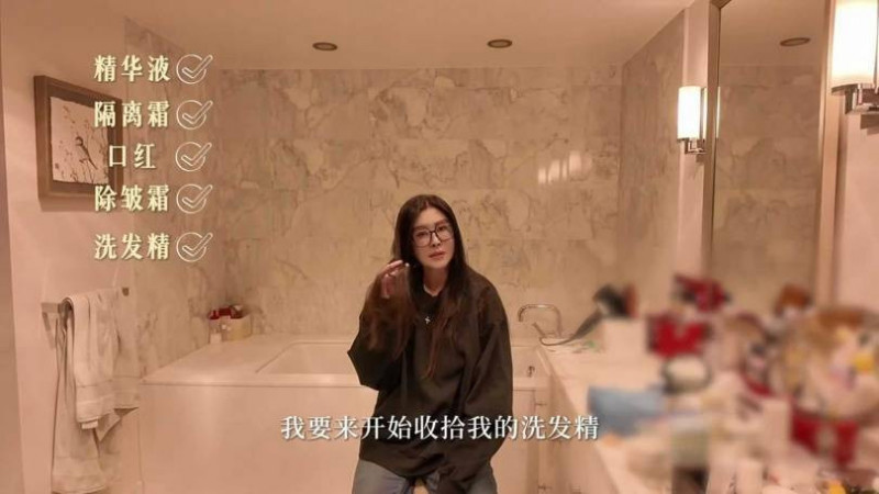 王祖賢的浴室設有大型浴缸與雙面鏡。（翻攝自小紅書）