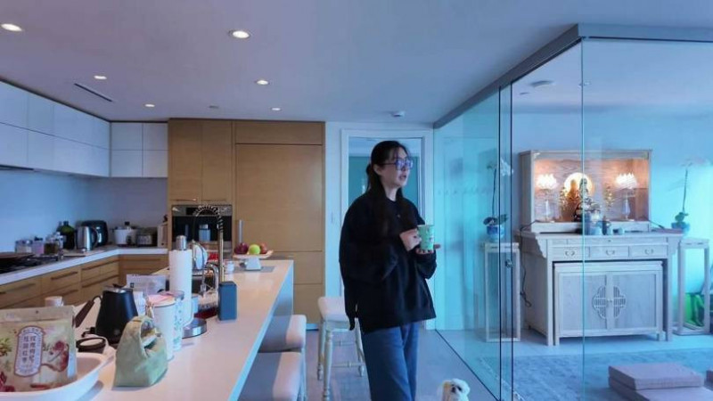 王祖賢豪宅客廳規劃了開放式廚房及中島，一旁還有擺放放佛龕的空間。（翻攝自小紅書）