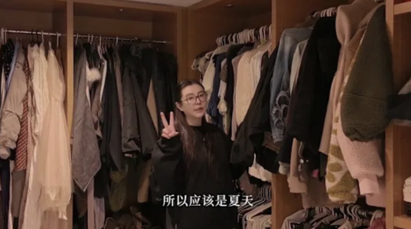 王祖賢公開自己的衣帽間。（翻攝自小紅書）
