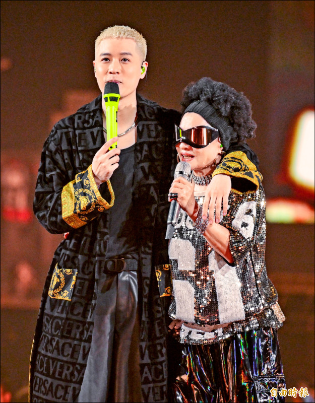 周湯豪（左）首度入圍金曲歌王，比莉的反應比他更激動。（資料照，記者王文麟攝）