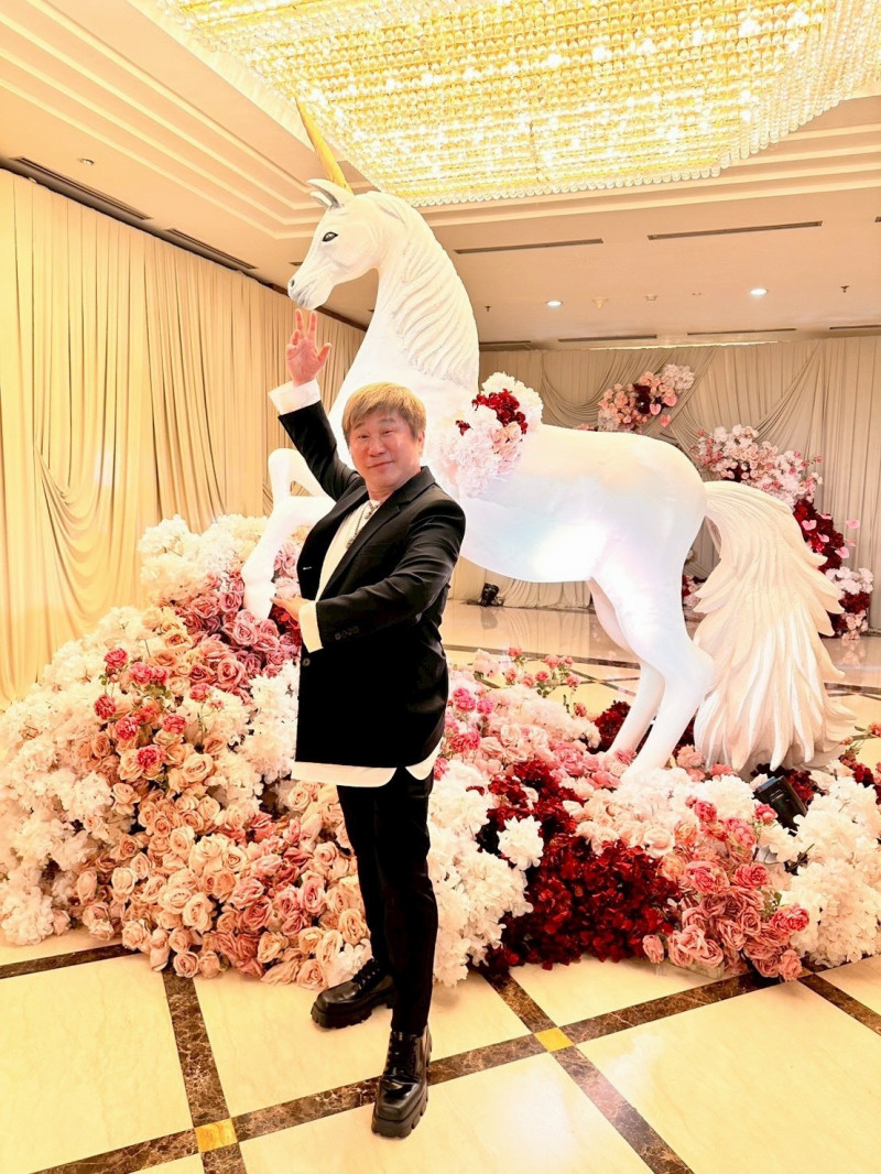 胡瓜飛到印尼送上祝福。（下面一位提供）