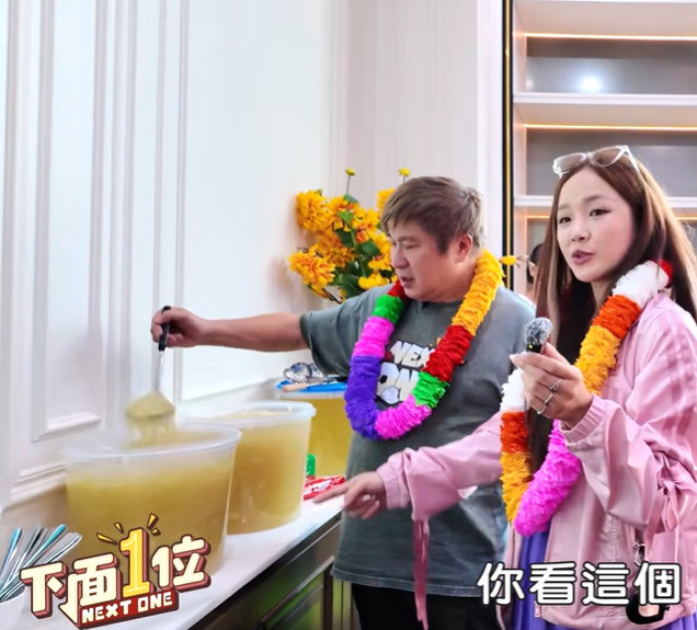 胡瓜與賴慧如到印尼赴宴，辦桌菜豪華還有整桶的頂級燕窩。（翻攝自YT）