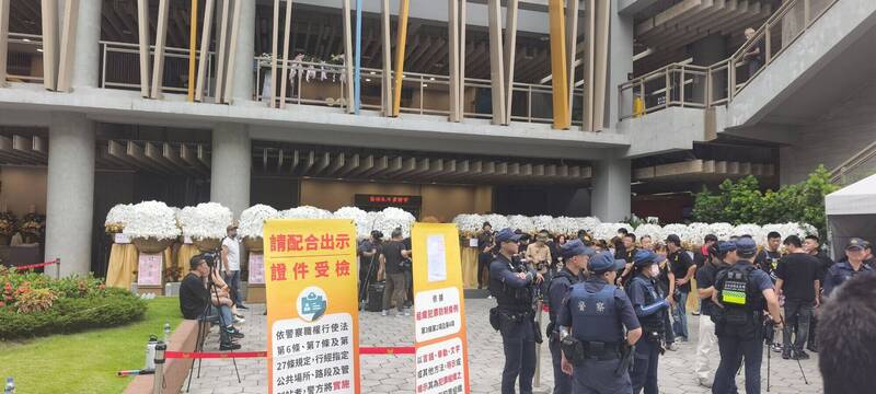 竹聯元老、資深電影人吳功告別式眾星雲集 警佈署91警力戒備