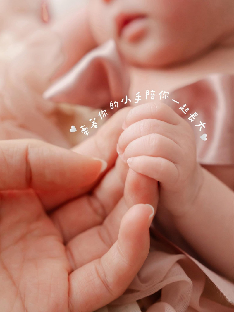 謝京穎分享雙胞胎女兒的滿月寫真。（翻攝自臉書）
