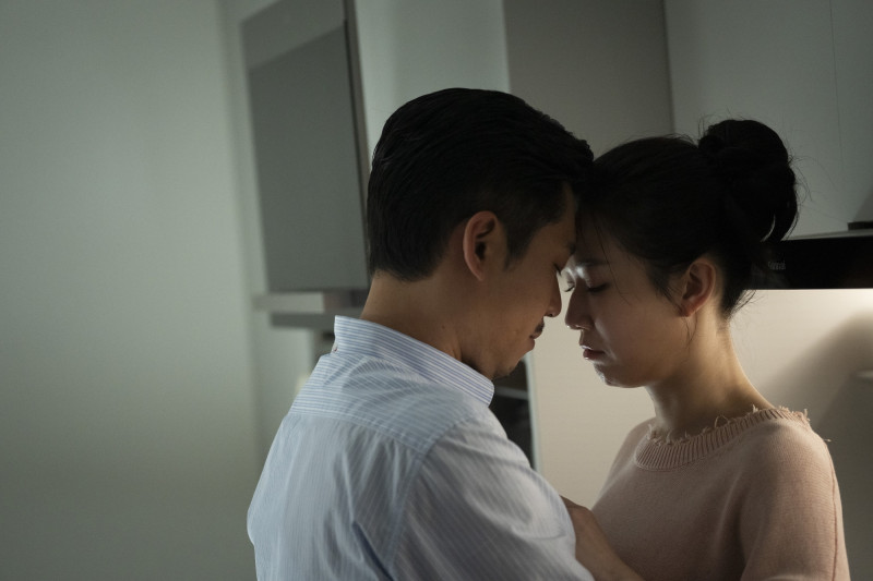 黃迪揚（左）、方志友在《欠妳的那場婚禮》詮釋一對要申請領養小孩的夫妻。（公視提供）