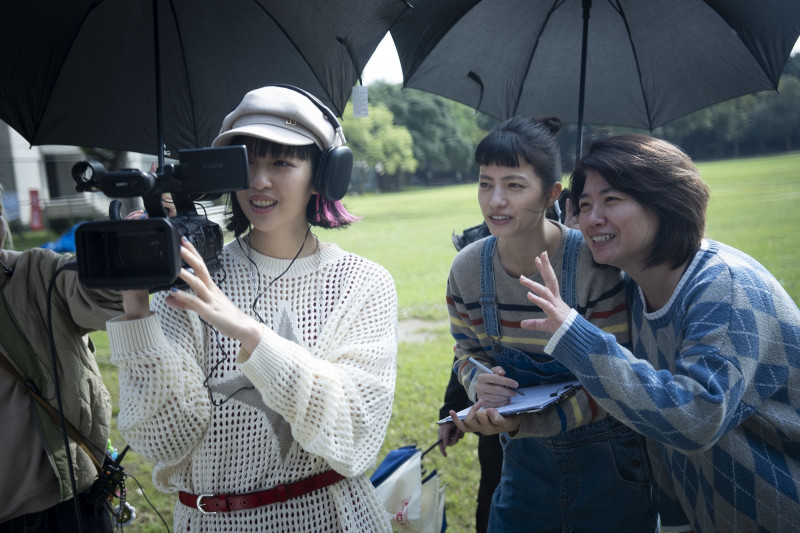 蒲禾菲（中）在《欠妳的那場婚禮》飾演蘇慧倫年輕時期。（公視提供）