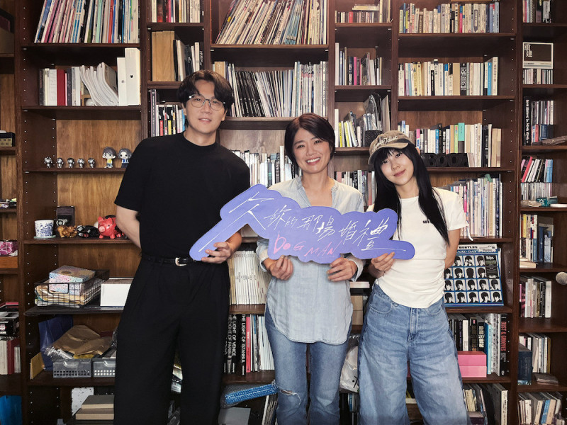嚴藝文日前去上宇宙人主唱小玉與白安主持的Podcast節目《一個路人經過》。（相信音樂提供）