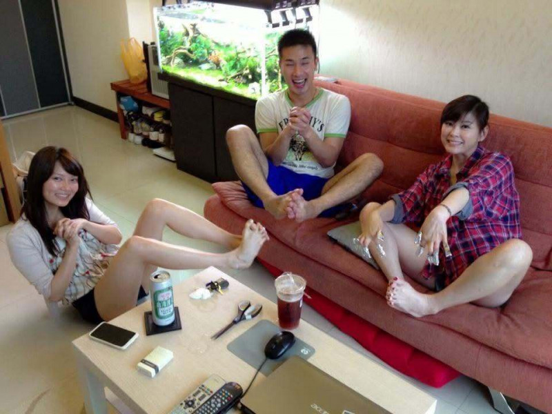 方馨（右）低調陪伴熬過最痛一夜，傅子純遺孀曝「三人私密指甲油聚會照」。（翻攝自臉書）