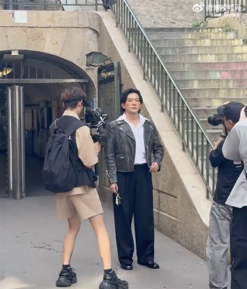 蘇有朋（中）在巴黎街頭拍攝時尚宣傳照。（翻攝自微博）