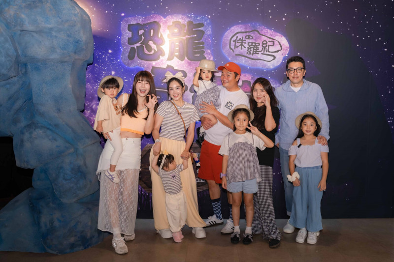林舒語、楊晨熙、林佑星、段鈞豪帶著家人體驗《侏羅紀恐龍奇遇記》。（寬宏提供）