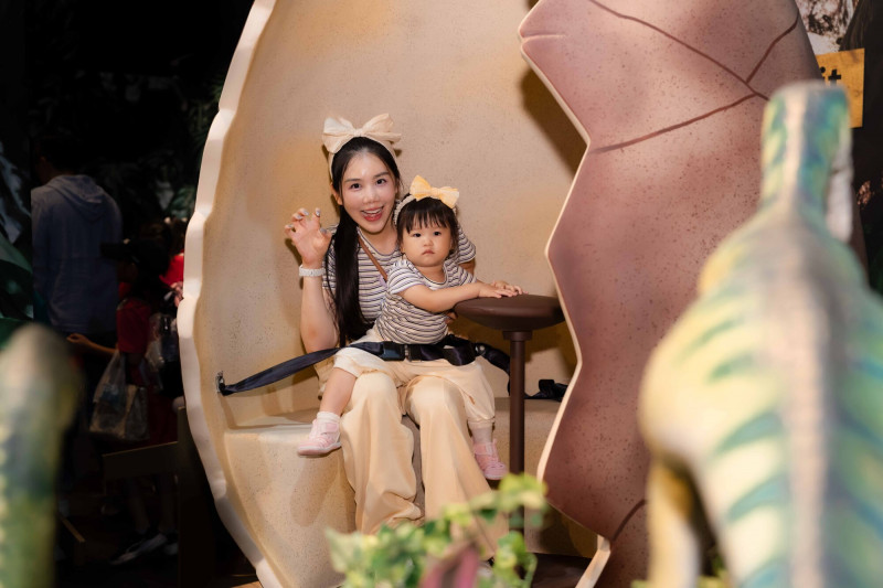 楊晨熙（左）帶著女兒體驗《侏羅紀恐龍奇遇記》。（寬宏提供）