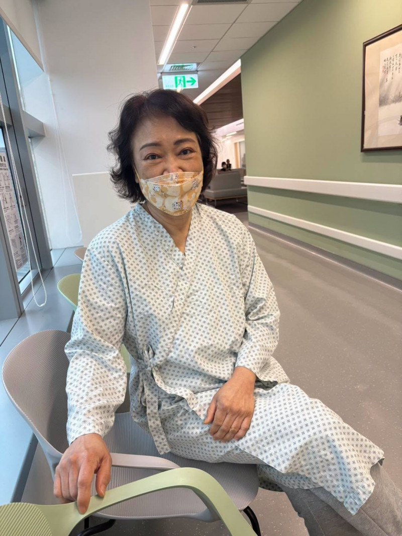 程安琪曝光在醫院拍攝唯一一張照片，並笑稱希望不再穿上病服。（翻攝自臉書）