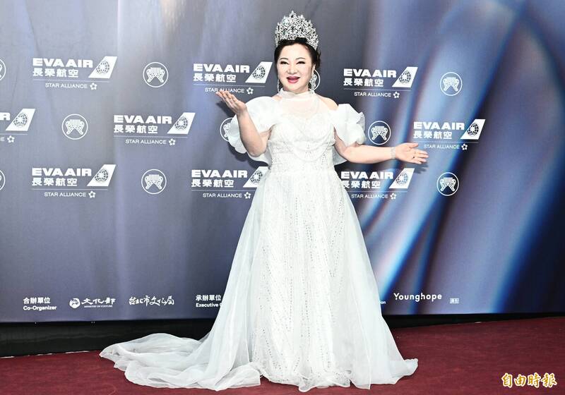 白冰冰的打扮宛如白雪公主。（攝影新聞組攝）