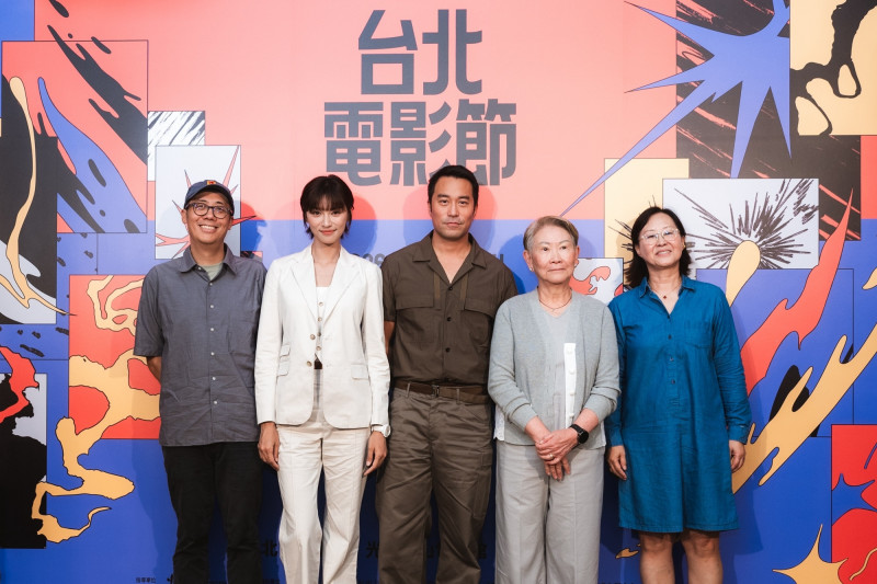 跨國劇集《苦力》在台北電影節舉辦前3集首映，導演陳駿霖（左起）、香港演員王丹妮、張孝全、監製朱美蓮與製片李仁兒也到場，分享拍攝甘苦談。（台北電影節提供）