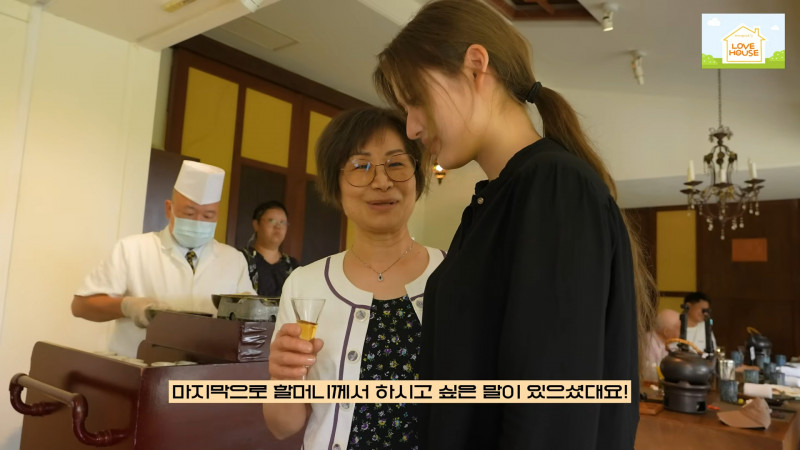 阿嬤用中文對FIFTY FIFTY的Athena說話，請孫女幫忙轉達感謝。（翻攝自YouTube）
