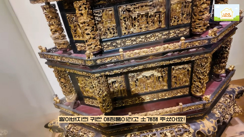 FIFTY FIFTY Athena阿公的美術館中還有150年至200年的收藏。（翻攝自YouTube）