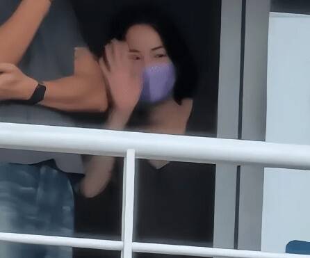 最後王菲還探出頭親切和發現她的歌迷揮手致意。（香港星島日報）