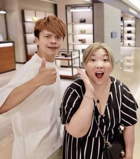 蔡阿嘎（左）曾指控合作逾10年的前員工兼經紀人「蘿拉」（右），涉嫌以AB合約手法詐取公司款項。（翻攝自YouTube）