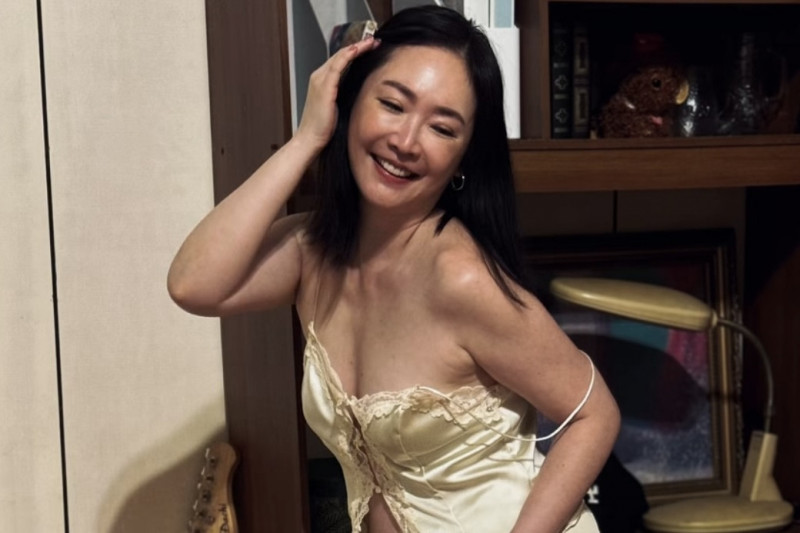 王俐人肩帶失守滑落 火辣雪乳全看光