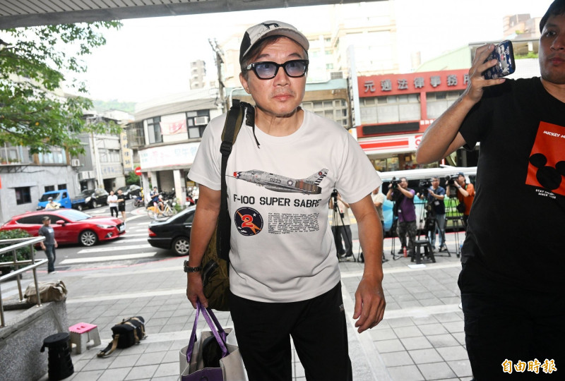 孫鵬帶保釋金到士林地方法院辦理孫安佐交保。（記者林正堃攝）