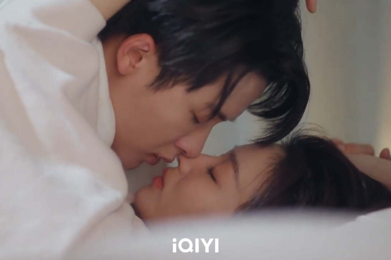 檀健次（左）、王楚然在《愛情有煙火》上演滾床醉酒吻。（愛奇藝國際版提供）