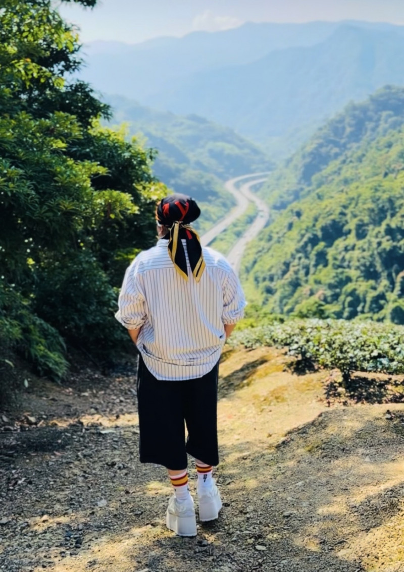 光是看到阿妹背影，網友也誇她好帥。（翻攝自IG）