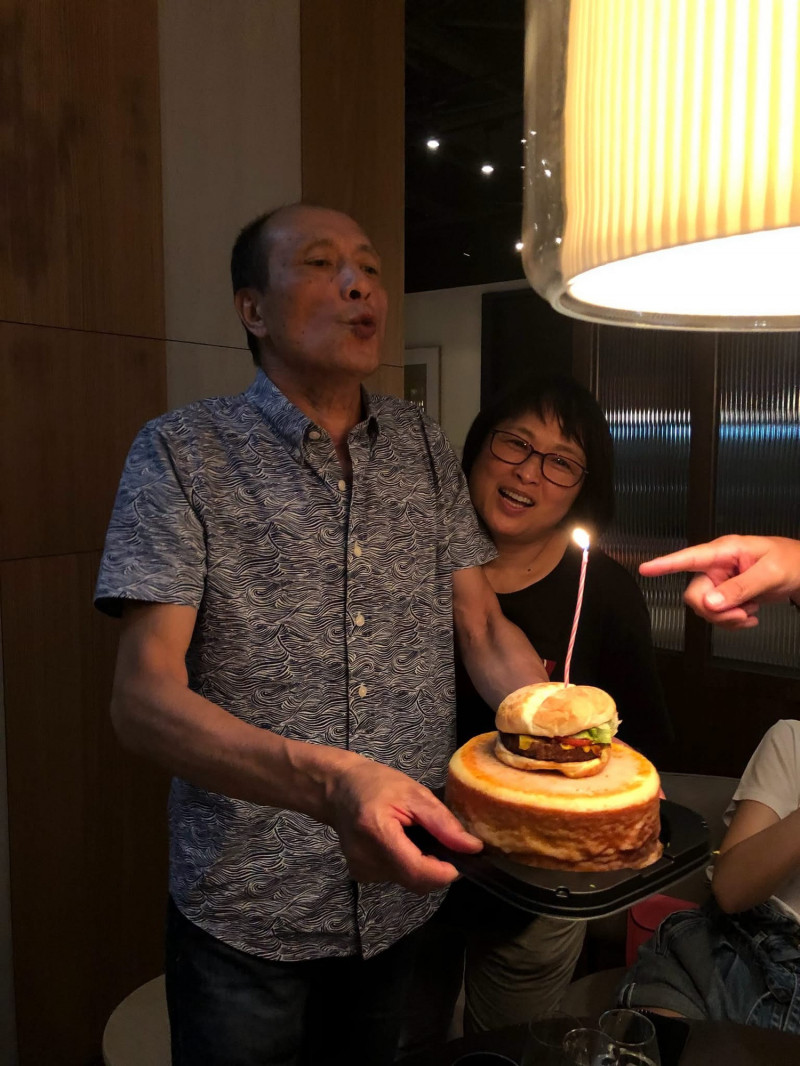 楊祐寧分享爸爸生前的照片，並引用聖經浪漫點評生死。（翻攝自臉書）