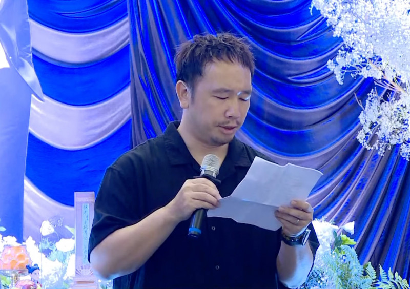 傅子純弟弟傅子寧致詞藏洋蔥，自曝「哥哥把最好基因拿光」。（翻攝自YouTube）