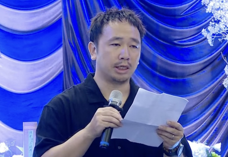 傅子純弟弟傅子寧致詞藏洋蔥，自曝「哥哥把最好基因拿光」。（翻攝自YouTube）