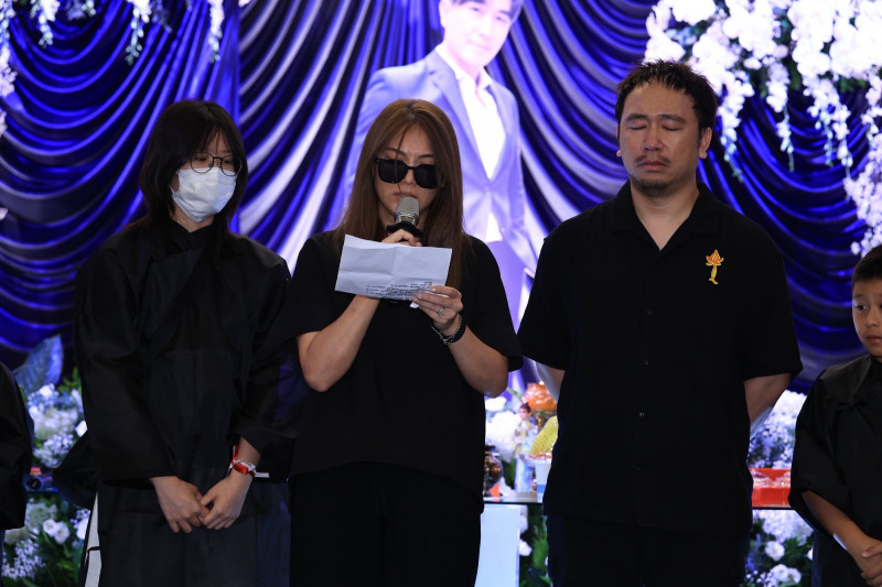 遺孀李佳綺（中）向亡夫傅子純最後道別，忍淚喊「放下牽掛」。（民視提供）