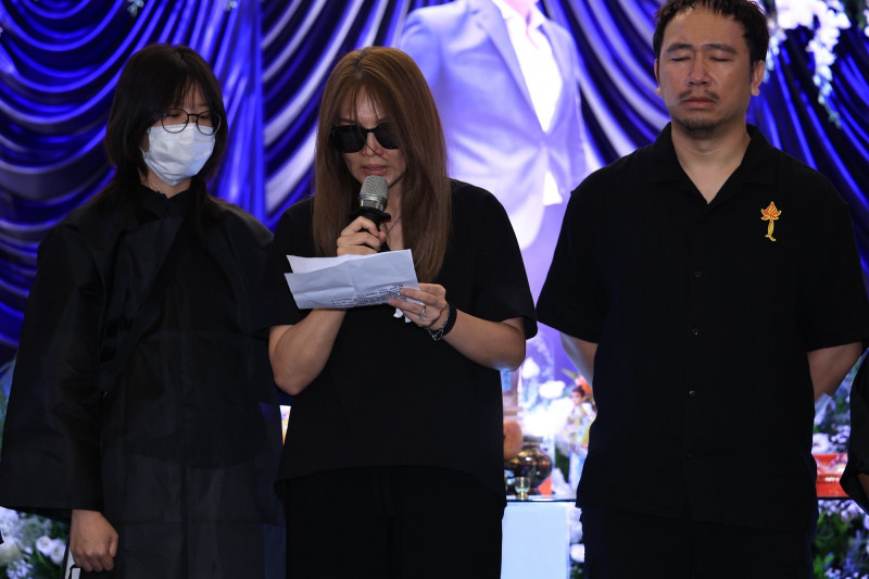 遺孀李佳綺（中）向亡夫傅子純最後道別，忍淚喊「放下牽掛」。（民視提供）