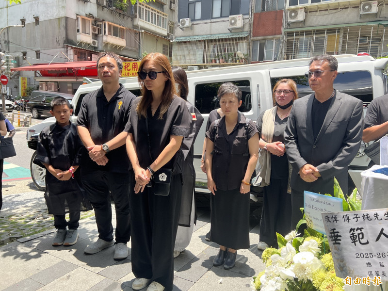 傅子純今人生卒業！廖家儀不捨目送帥氣悍馬車（眾人後方車輛），「會好好記得你的一切」，圖中為遺孀李佳綺，右為游安順。（記者李紹綾攝）