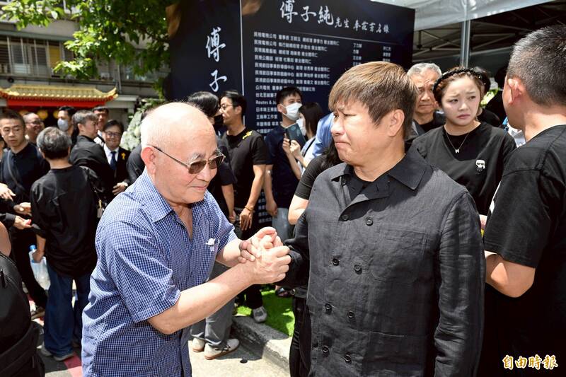 傅子純父送最後一程!強忍喪子痛擠笑吐一句話