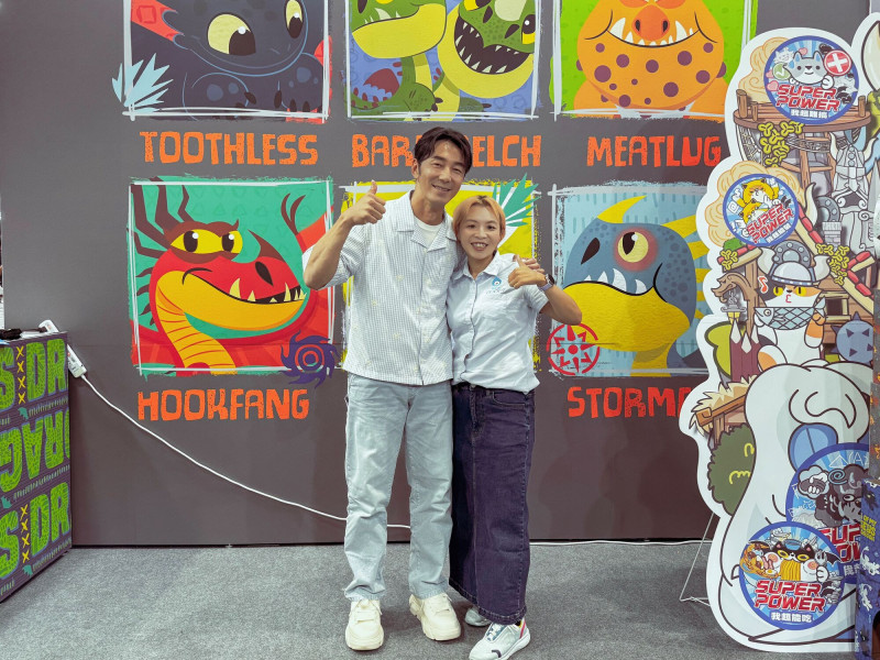 李李仁（左）與臭味滾創辦人夏綾那（右）於寵物展合影。（臭味滾提供）