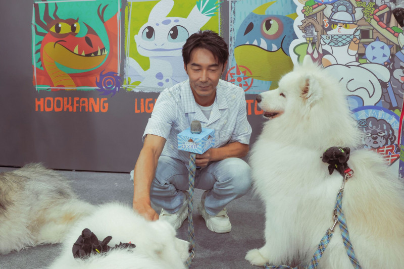 李李仁被家中2毛孩當靠山，打雷瞬間全衝過來。（臭味滾提供）