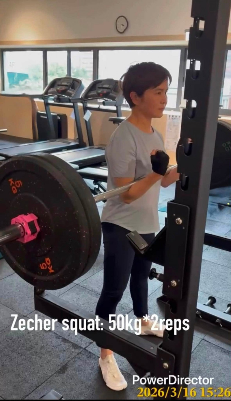 李艷秋曬出自己健身的照片，看起來氣色不錯。（翻攝自臉書）