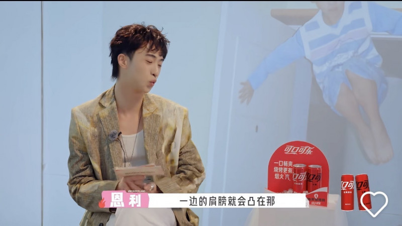 小哈利曾因肩胛骨突出被嘲笑。（翻攝自小紅書）
