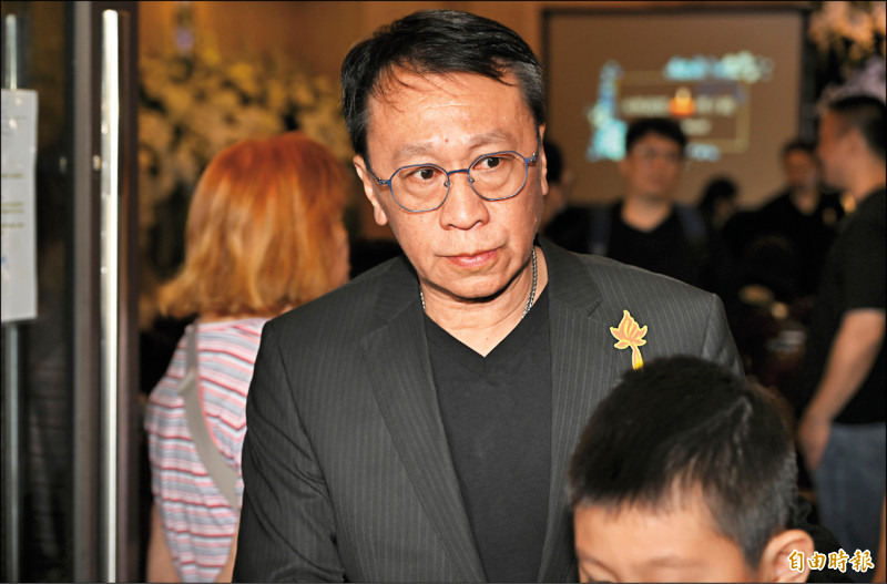 游安順擔任告別式引言人，他與傅子純合作電影及八點檔結下深厚情誼，私下更像家人一般往來。（記者胡舜翔攝）