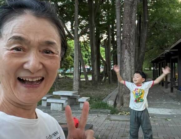 祖孫3人瘋世足 譚艾珍看完重播又去公園踢球