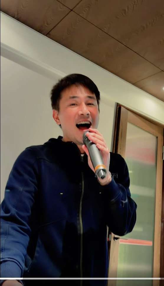 李佳綺分享過往傅子純開心唱情歌的畫面。（翻攝自臉書）