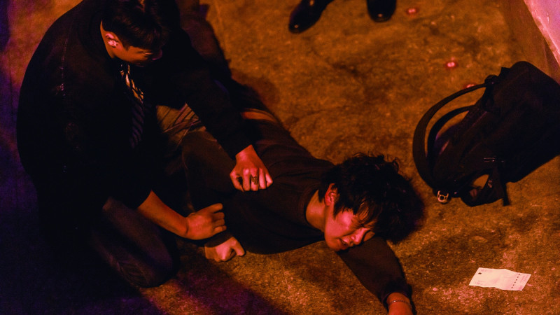 柯震東慘遭一路追打!摔下高台又被踩踢慘不忍睹