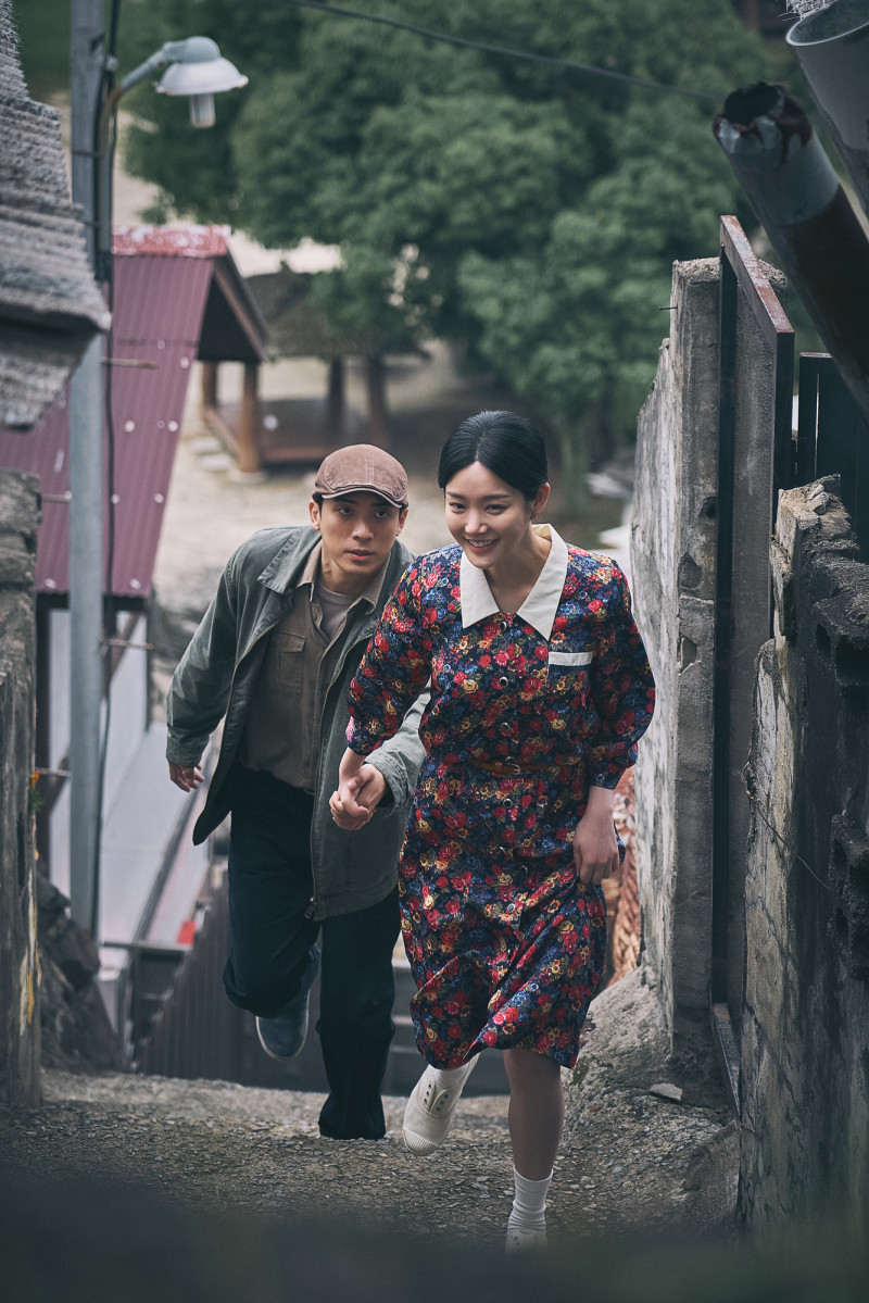 林哲熹（左）在《再見1987》流亡遇韓劇女神李侑菲。（公視台語台提供）