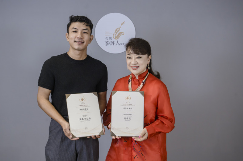 影帝萬洛隆甘迦（左）、影后翁倩玉。（台灣影評人協會提供）