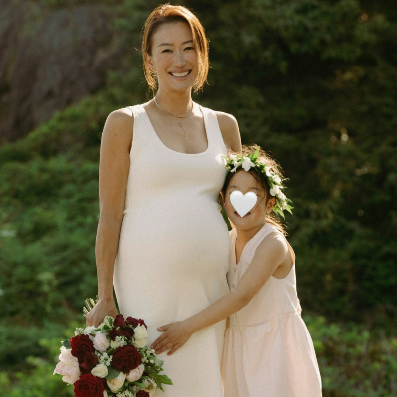 謝霆鋒妹妹秘婚1年才公開!挺巨肚嫁小7歲尪 女兒當花童超催淚
