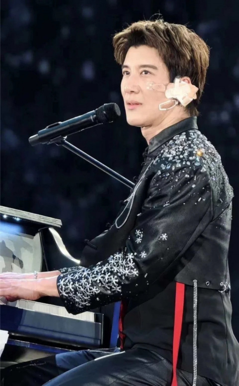 王力宏受傷5天後就出現在美國太陽谷峰會。(翻攝自微博)
