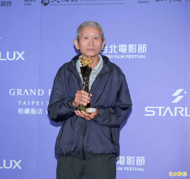 台北電影獎》7旬阿伯突走上台領獎…國寶大師畫電影招牌60年:台灣很有希望